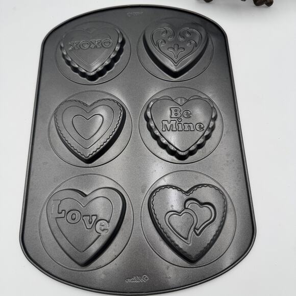 Set of 2 Wilton Gingerbread Man and Valentine Non-Stick Pans - Picture 4 of 6